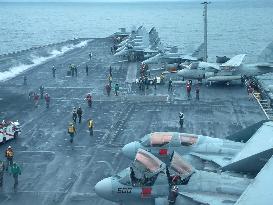 (2)Aircraft carrier Carl Vinson shown to reporters